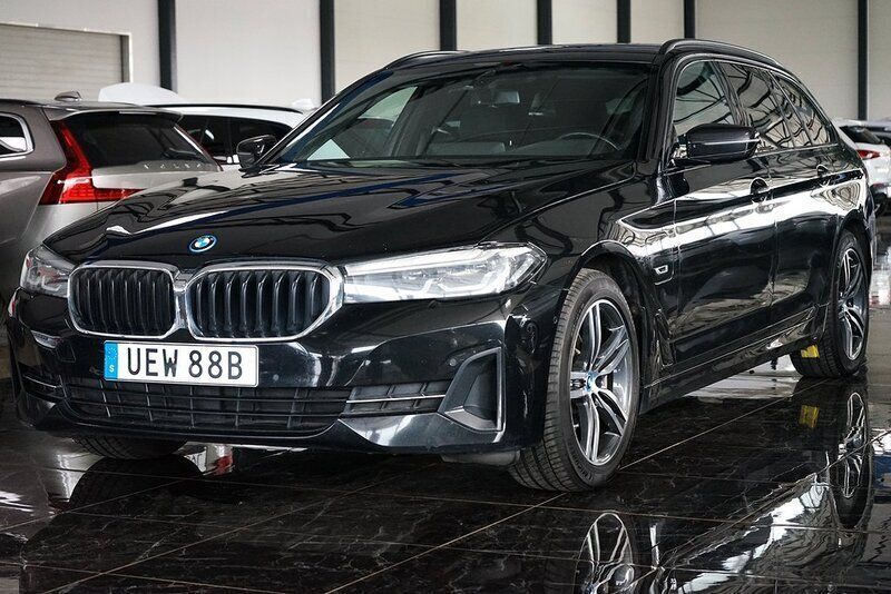 Svart Begagnad 2021 BMW 530e Sport Line Kombi | 289 500 kr - Bild 1/4