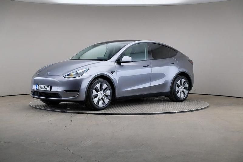 Grå Begagnad 2023 Tesla Model Y Long Range AWD SUV | 439 000 kr (Lite dyr) - Bild 1/4
