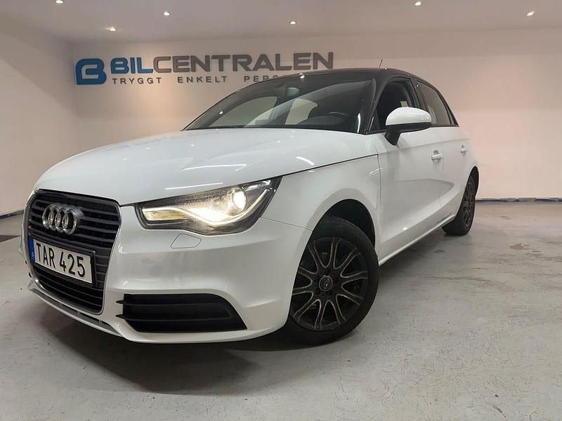 Vit Begagnad 2014 Audi A1 Sportback Sport Halvkombi | 89 900 kr (Marknadspris) - Bild 1/4