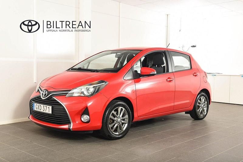 Röd Begagnad 2015 Toyota Yaris Active Halvkombi | 104 900 kr (Marknadspris) - Bild 1/4