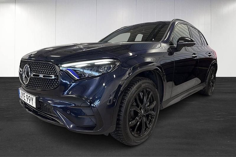 Mörkblå Begagnad 2023 Mercedes GLC400d AMG line SUV | 619 000 kr - Bild 1/4