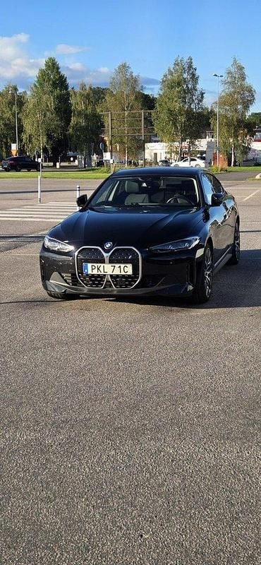 Svart Begagnad 2024 BMW i4 Sedan | 455 000 kr (Superpris) - Bild 1/4