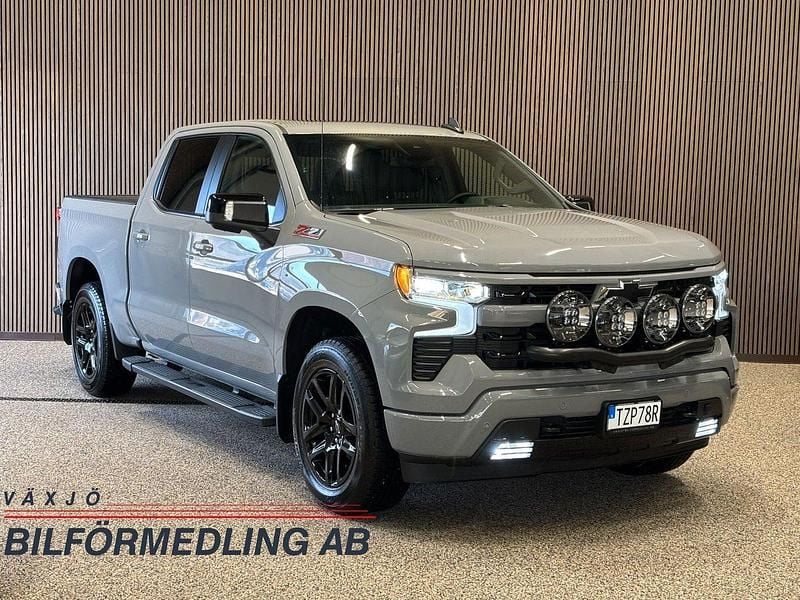 Grå (slate grey) Begagnad 2024 Chevrolet Silverado Van | 995 000 kr (Superpris) - Bild 1/4