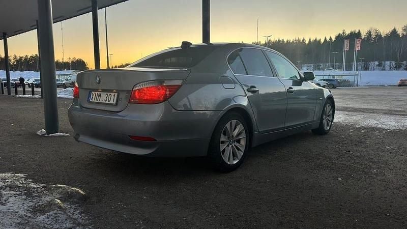 Begagnad BMW 523 177 HK (130 kW) 2006 Grå Sedan