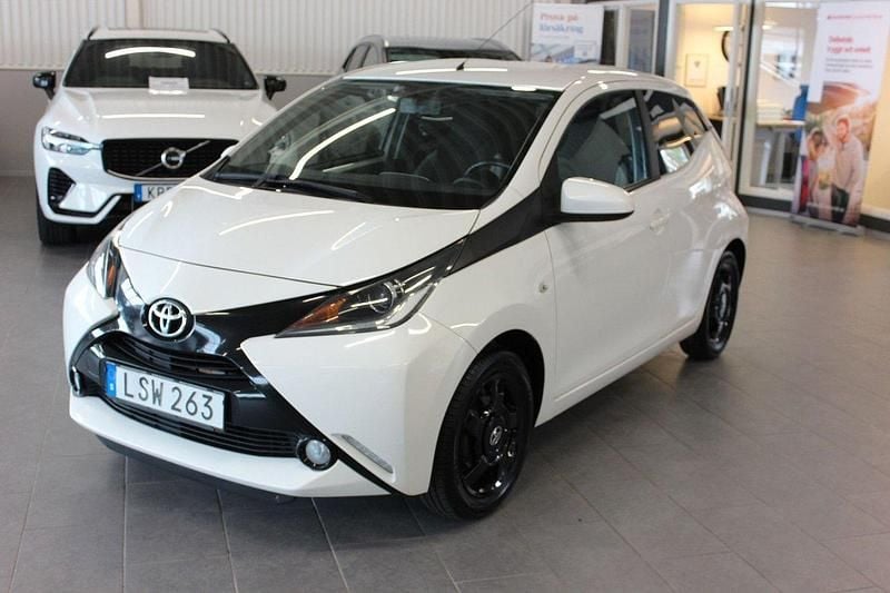 Vit Begagnad 2015 Toyota Aygo X-play Halvkombi | 62 000 kr (Marknadspris) - Bild 1/4