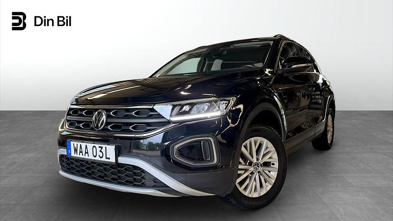 Svart (deep black pearl) Begagnad 2022 VW T-Roc Life SUV | 219 900 kr (Marknadspris) - Bild 1/4