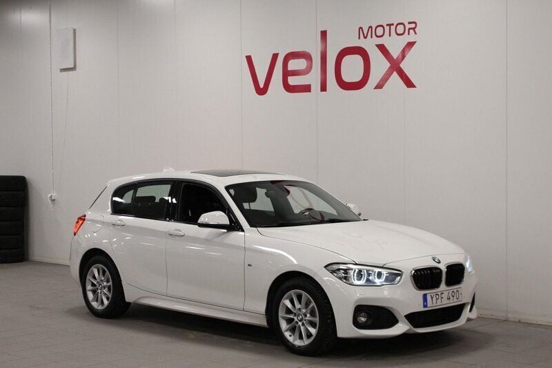 Vit Begagnad 2017 BMW 120 M Sport Halvkombi | 159 900 kr (Marknadspris) - Bild 1/4
