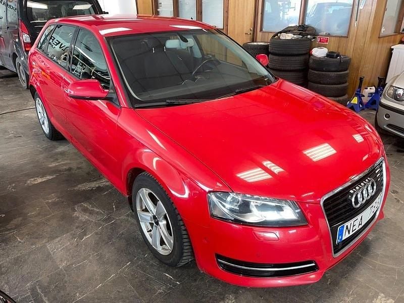 Begagnad Audi A3 Attraction 105 HK (77 kW) 2013 Röd