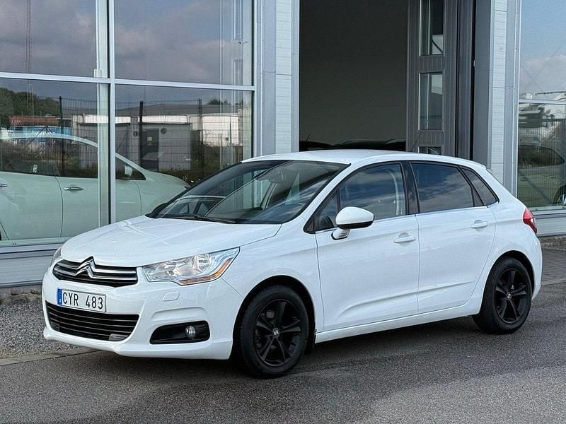 Vit Begagnad 2011 Citroën C4 Halvkombi | 69 800 kr (Marknadspris) - Bild 1/4