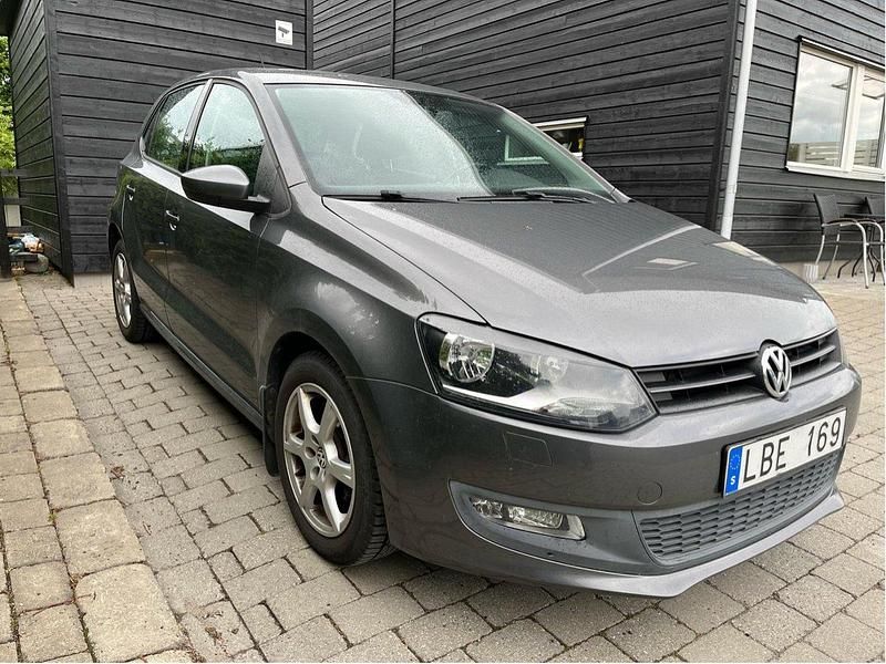 Grå Begagnad 2010 VW Polo Halvkombi | 60 000 kr (Marknadspris) - Bild 1/4