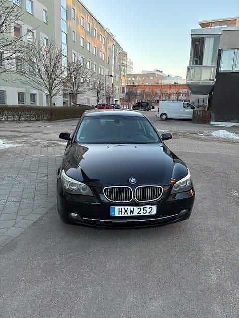 Begagnad 2009 BMW 525 Sedan | 79 000 kr (Marknadspris) - Bild 1/4