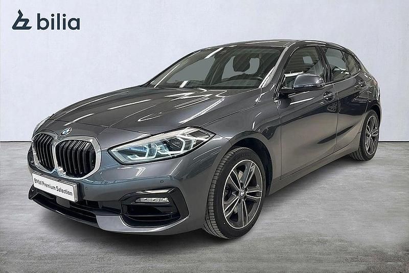 Mineral grå metallic Begagnad 2020 BMW 118 Halvkombi | 207 900 kr (Marknadspris) - Bild 1/4