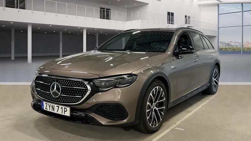 Brun Begagnad 2024 Mercedes E300 Kombi | 749 000 kr (Dyr) - Bild 1/4
