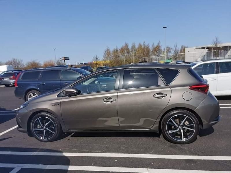 Grå Begagnad 2018 Toyota Auris Hybrid Comfort Halvkombi | 179 900 kr (Marknadspris) - Bild 1/4