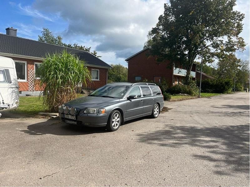 Grå Begagnad 2008 Volvo V70 Momentum Kombi | 69 000 kr (Marknadspris) - Bild 1/4