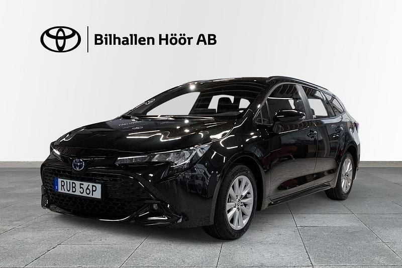 Svart Ny 2025 Toyota Corolla Active Kombi | 304 900 kr (Superpris) - Bild 1/3