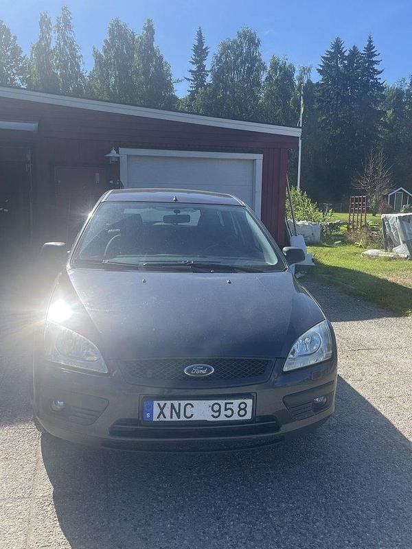 Grå Begagnad 2006 Ford Focus Kombi | 22 000 kr - Bild 1/3