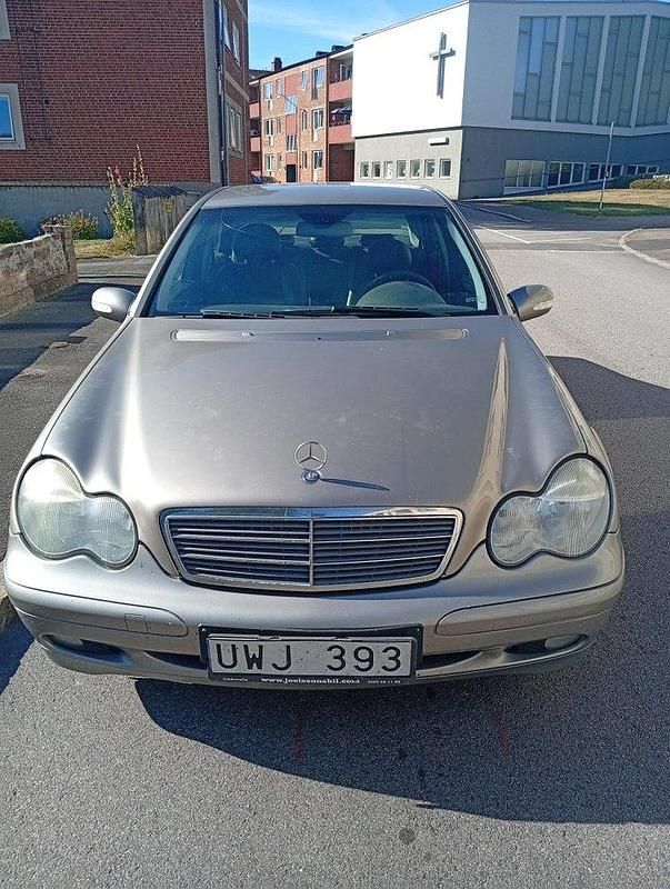 Silver Begagnad 2004 Mercedes C180 Sedan | 18 500 kr (Superpris) - Bild 1/2