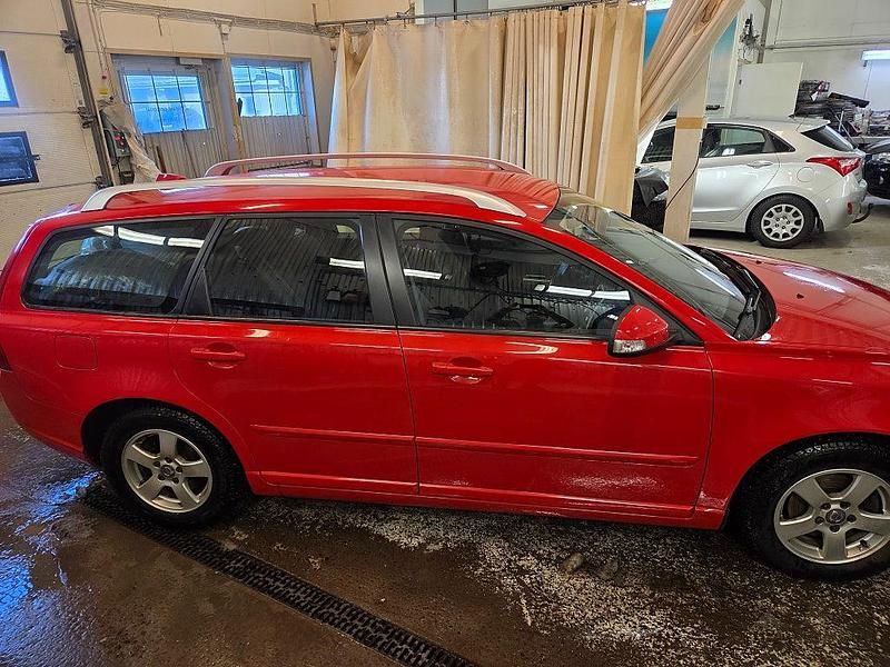 Begagnad Volvo V50 Kinetic 145 HK (106 kW) 2011 Röd Kombi