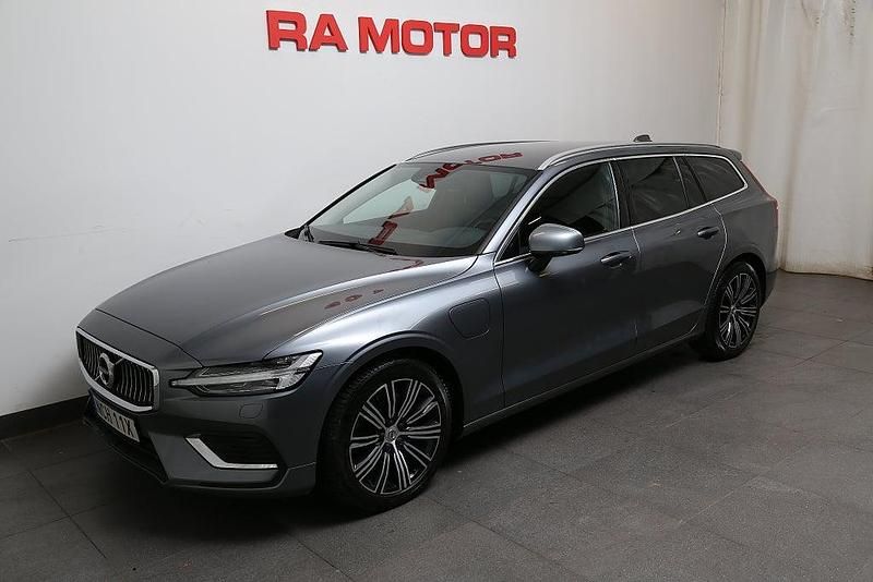 Grå Begagnad 2021 Volvo V60 Inscription Kombi | 274 800 kr (Superpris) - Bild 1/3