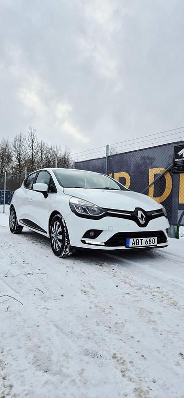 Begagnad 2017 Renault Clio IV Halvkombi | 84 800 kr (Marknadspris) - Bild 1/4