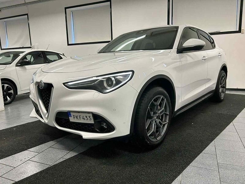 Vit Begagnad 2017 Alfa Romeo Stelvio Super SUV | 214 500 kr (Lite dyr) - Bild 1/4