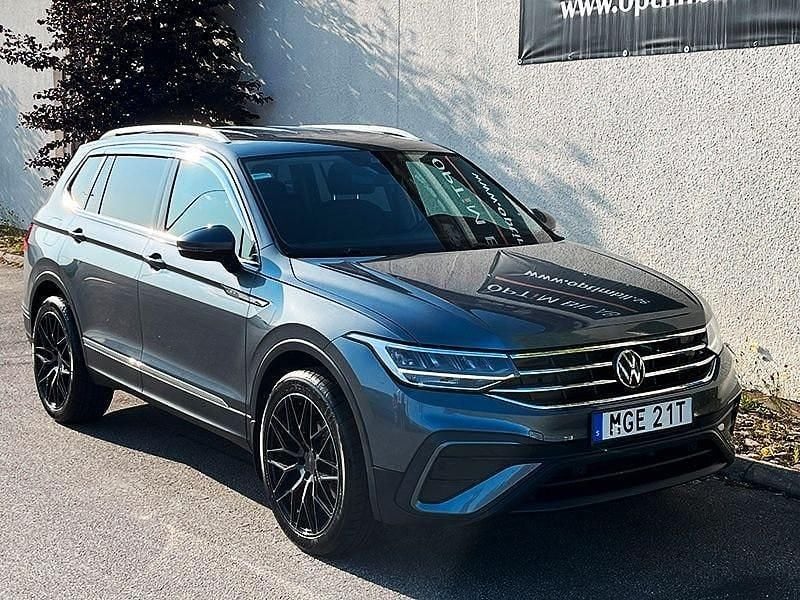 Grå (gråmet) Begagnad 2023 VW Tiguan Allspace SUV | 399 000 kr (Dyr) - Bild 1/4