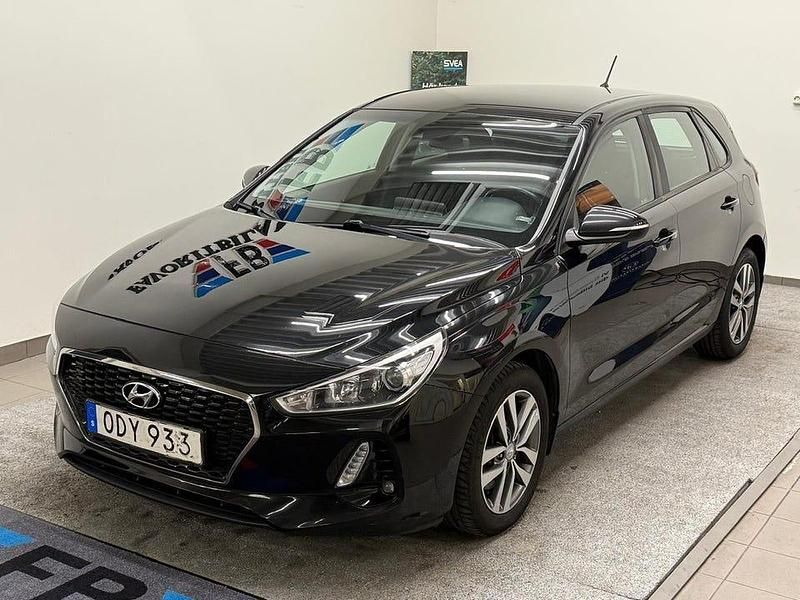 Begagnad Hyundai i30 Comfort 140 HK (102 kW) 2017 Svart Halvkombi