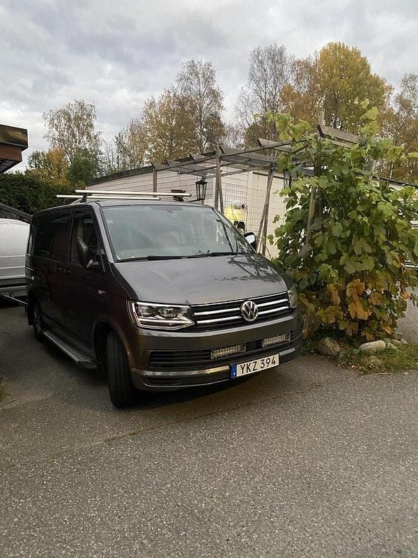 Grå Begagnad 2017 VW Multivan Comfortline Minibuss | 324 000 kr (Lite dyr) - Bild 1/4