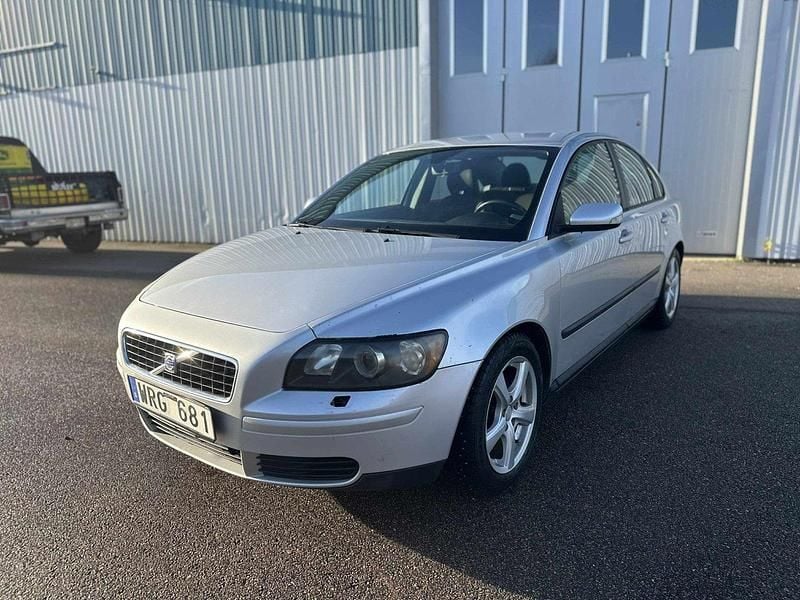 Ljusgrå (grå) Begagnad 2005 Volvo S40 Sedan | 24 500 kr (Bra pris) - Bild 1/4