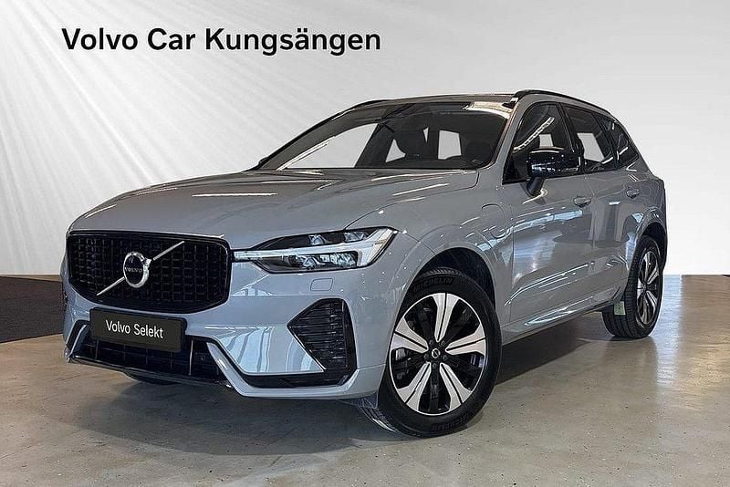 Grå Begagnad 2024 Volvo XC60 Plus SUV | 544 900 kr (Marknadspris) - Bild 1/4
