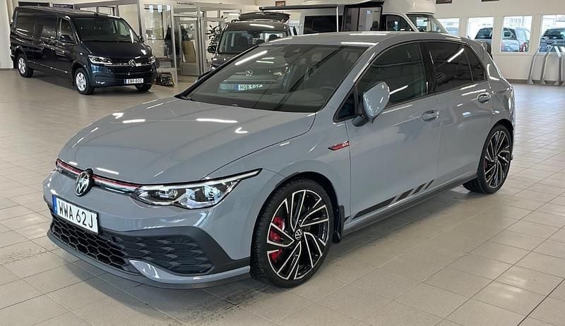 Grå Begagnad 2024 VW Golf VIII GTI Clubsport Halvkombi | 459 000 kr (Lite dyr) - Bild 1/1