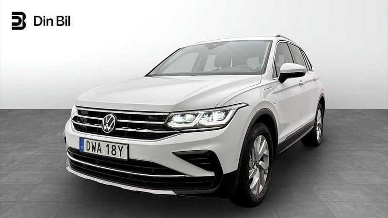 Vit (pure white) Begagnad 2023 VW Tiguan Elegance SUV | 359 900 kr (Marknadspris) - Bild 1/4