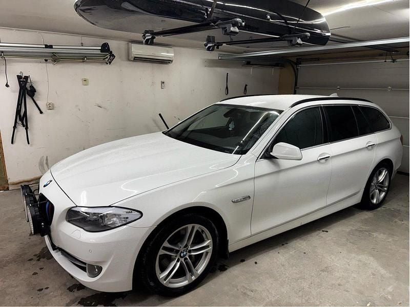 Vit Begagnad 2012 BMW 525 Kombi | 119 000 kr (Marknadspris) - Bild 1/4