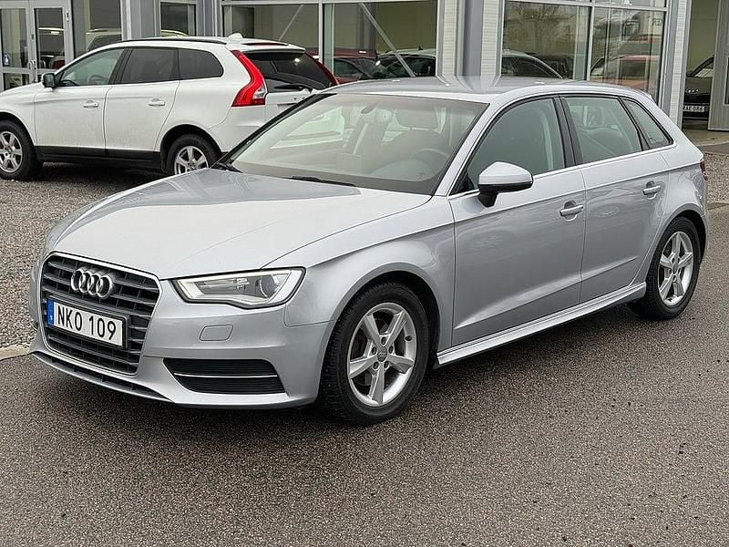 Silver Begagnad 2014 Audi A3 Sportback Attraction Halvkombi | 109 800 kr (Marknadspris) - Bild 1/4