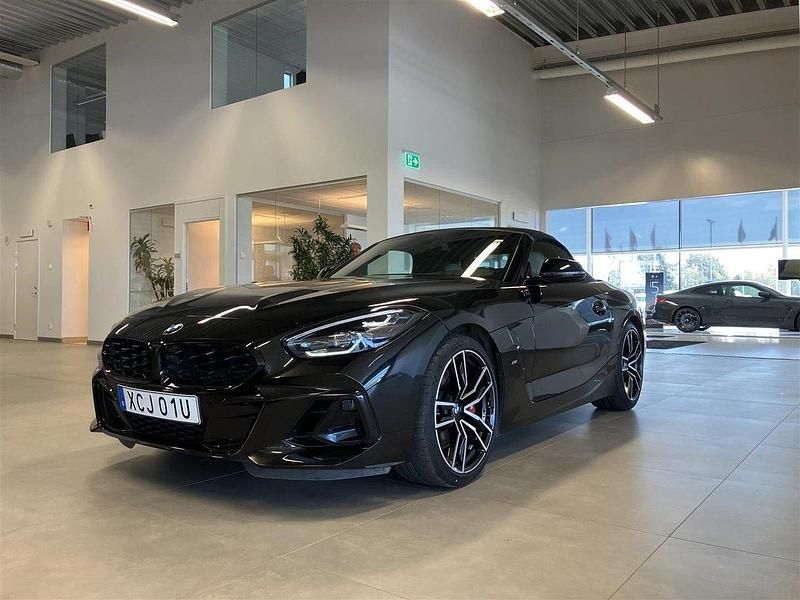 Röd/orange Begagnad 2023 BMW Z4 M Sport Cab | 599 800 kr (Marknadspris) - Bild 1/4