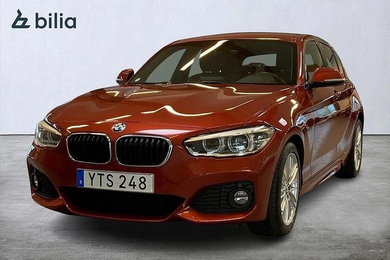 Orange Begagnad 2018 BMW 120 M Sport Halvkombi | 218 000 kr (Lite dyr) - Bild 1/4