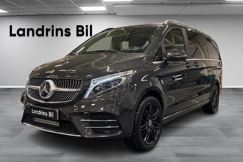 Mörkgrå Begagnad 2022 Mercedes V250 AMG Minibuss | 739 000 kr (Dyr) - Bild 1/4