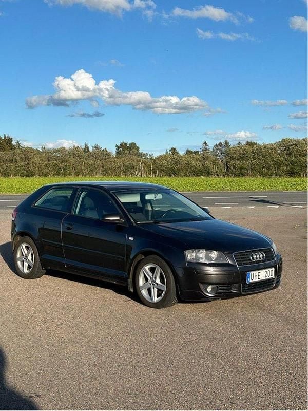Grå Begagnad 2004 Audi A3 Comfort Halvkombi | 42 000 kr (Lite dyr) - Bild 1/4