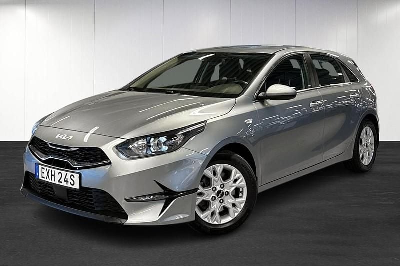 Grå (grey) Begagnad 2022 Kia Ceed Halvkombi | 179 900 kr (Bra pris) - Bild 1/4