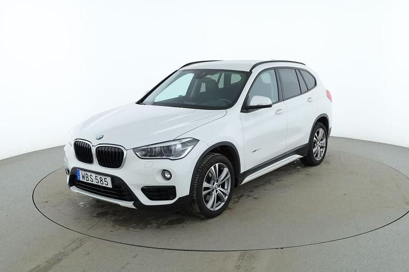 Vit Begagnad 2017 BMW X1 Sport Line SUV | 229 000 kr (Marknadspris) - Bild 1/3