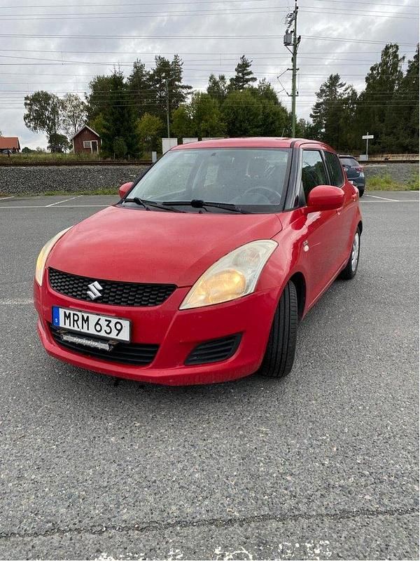 Röd Begagnad 2012 Suzuki Swift Halvkombi | 39 900 kr (Marknadspris) - Bild 1/4