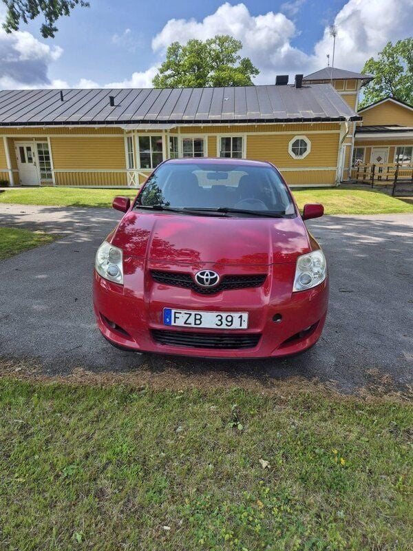Röd Begagnad 2007 Toyota Auris Halvkombi | 28 000 kr (Marknadspris) - Bild 1/4