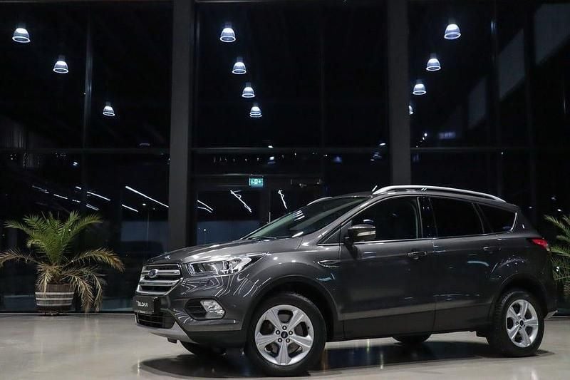 Begagnad Ford Kuga Titanium 120 HK (88 kW) 2017 Grå SUV