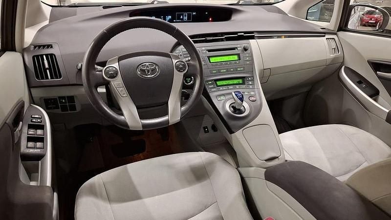 Begagnad Toyota Prius 136 HK (100 kW) 2010 Silver Halvkombi