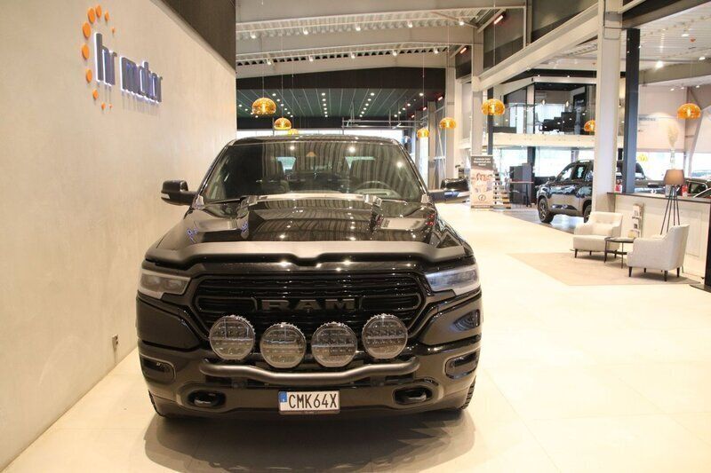 Svart Begagnad 2021 RAM 1500 Pickup | 599 000 kr (Marknadspris) - Bild 1/4
