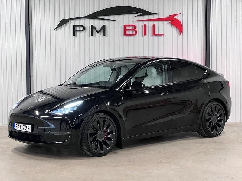 Svart Begagnad 2023 Tesla Model Y Performance SUV | 389 900 kr (Bra pris) - Bild 1/4