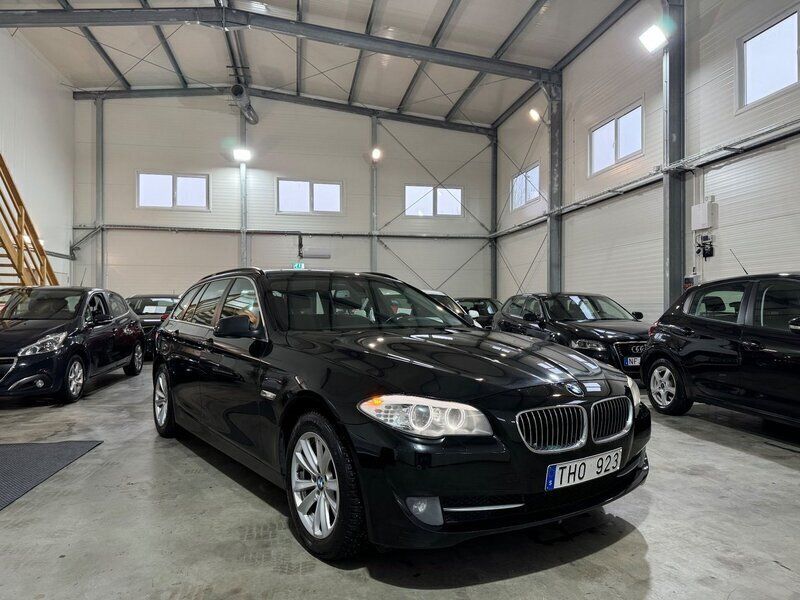 Svart Begagnad 2012 BMW 520 Kombi | 99 900 kr (Marknadspris) - Bild 1/4