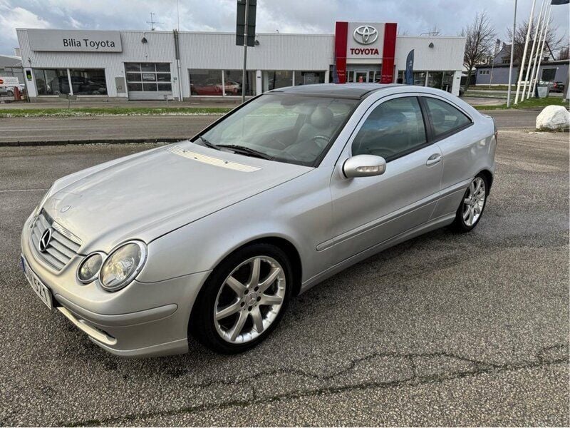 Grå Begagnad 2002 Mercedes C200 Sportkupé | 26 900 kr (Marknadspris) - Bild 1/4