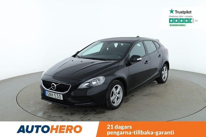 Svart Begagnad 2018 Volvo V40 Kinetic Halvkombi | 131 000 kr (Marknadspris) - Bild 1/4